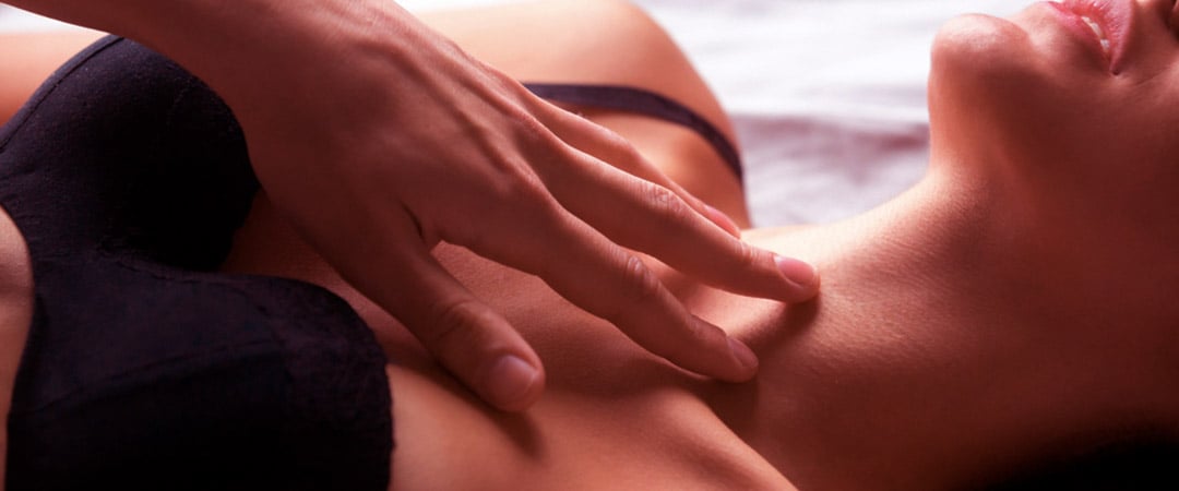 HOMBRE-ACARICIA-MUJER-PLACER-SEXUAL-INTIMIDAD-CONSEJOS-RELACIONES-SEXUALES-COITO