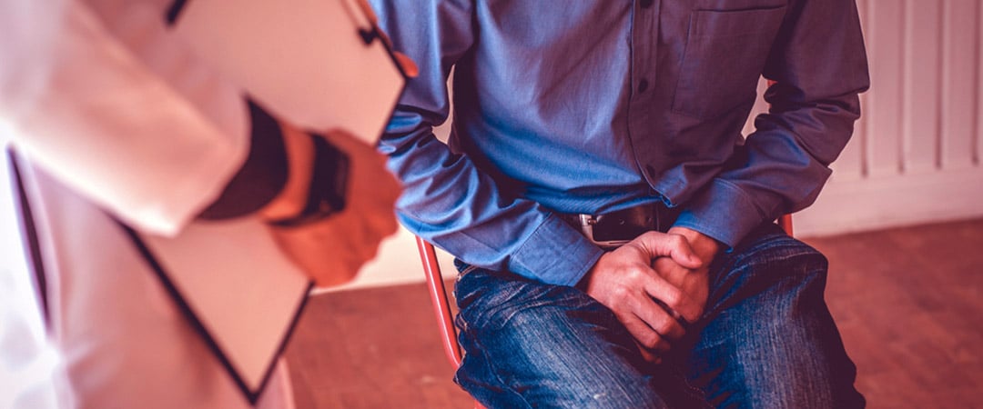 HOMBRE-SENTADO-EN-CONSULTORIO-MÉDICO--ITS-ETS-SALUD-SEXUAL-INFECCIÓN-ENFERMEDAD
