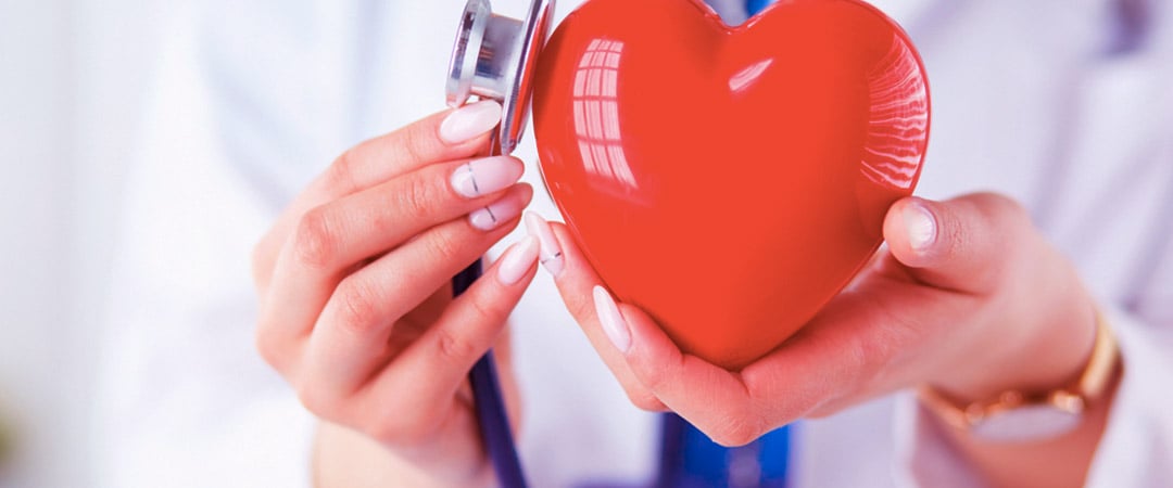 MÉDICO-CON-CORAZON-SALUDABLE-EN-MANO-SEXO-BENEFICIOS-SALUD-RELACIONES-SEXUALES-CONDONES-M